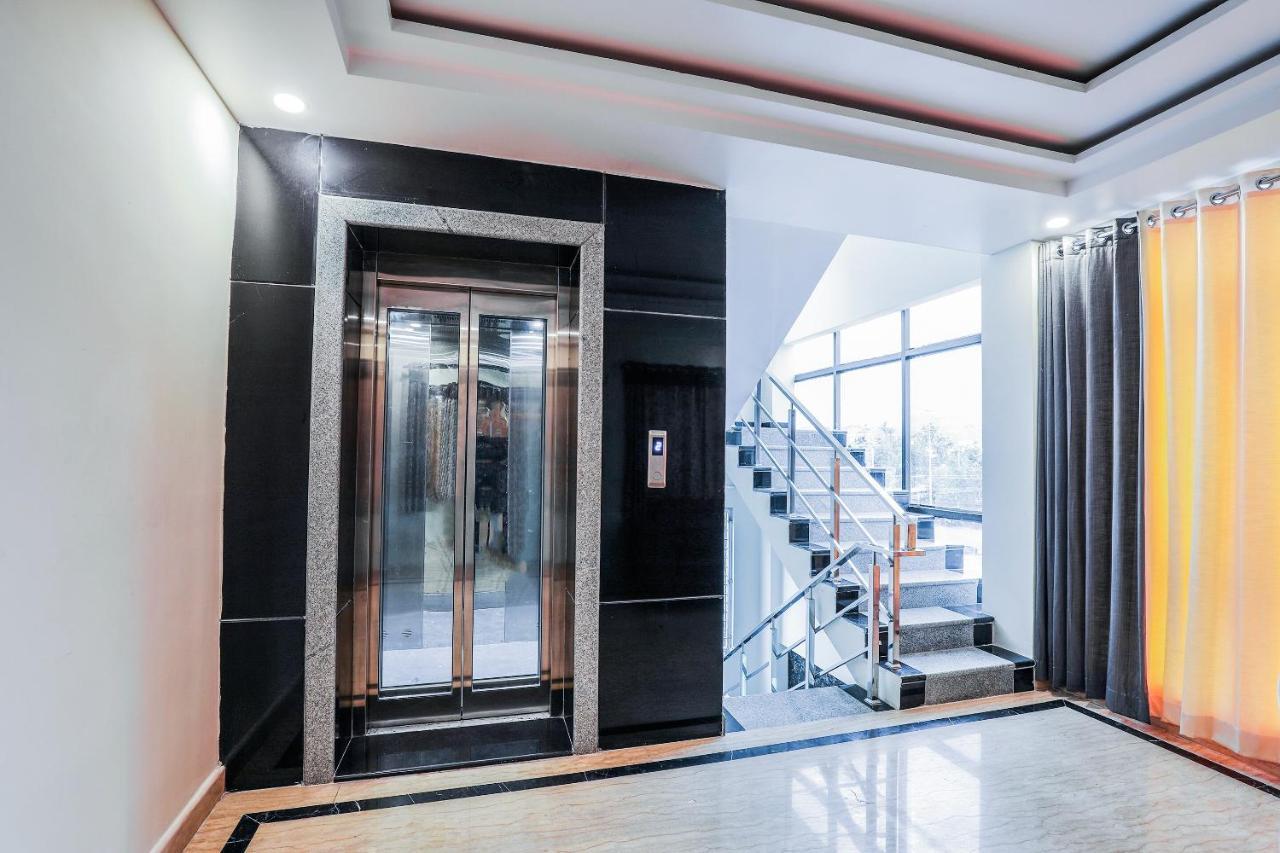 Oyo 16155 Hotel Dcm Grand Vijayawāda Zewnętrze zdjęcie