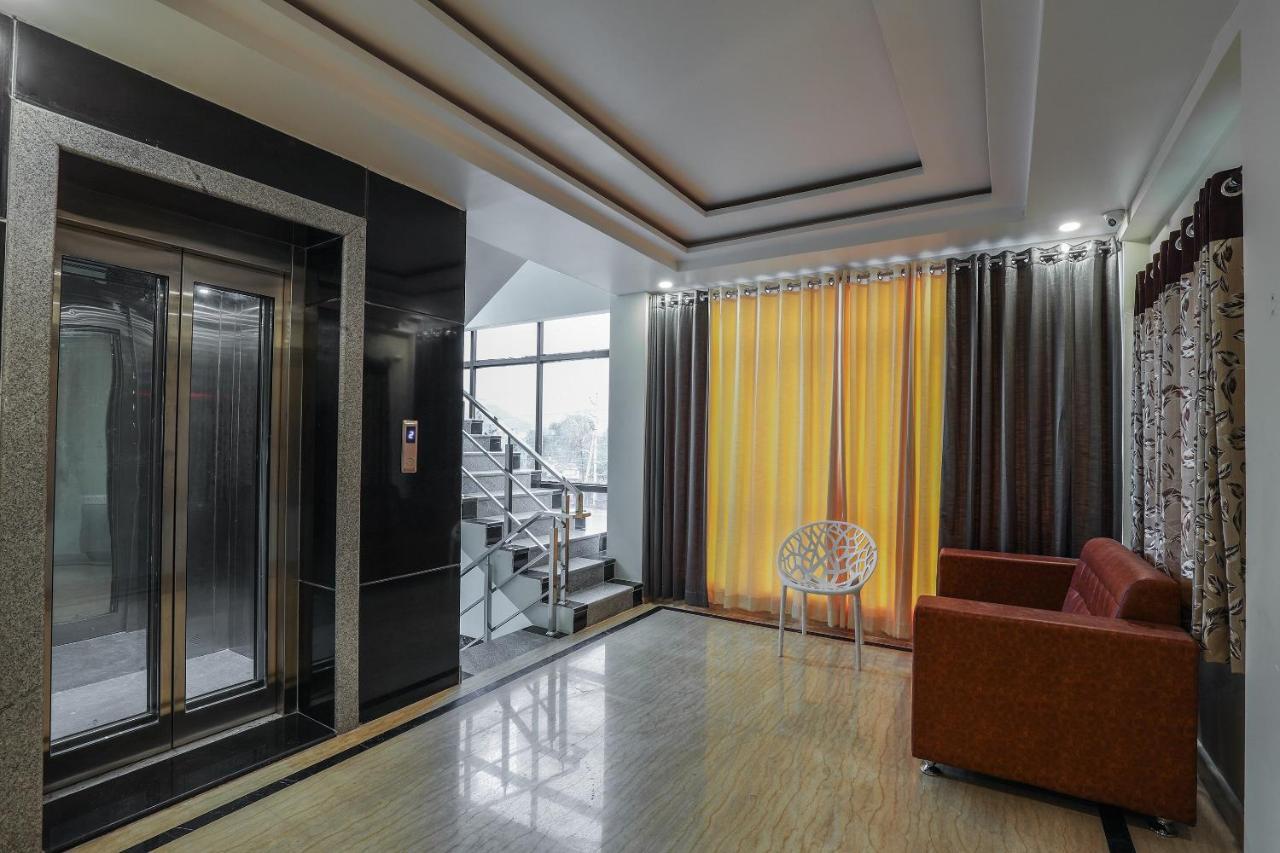 Oyo 16155 Hotel Dcm Grand Vijayawāda Zewnętrze zdjęcie